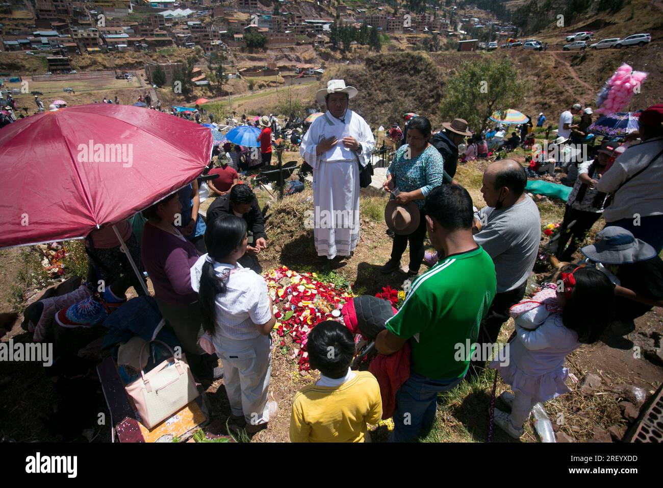 Cusco, Peru; 2. November 2022: Die Einheimischen feiern den Tag der Toten oder „Día de los Difuntos“ in San Jose de Huancaro Cementery. Stockfoto