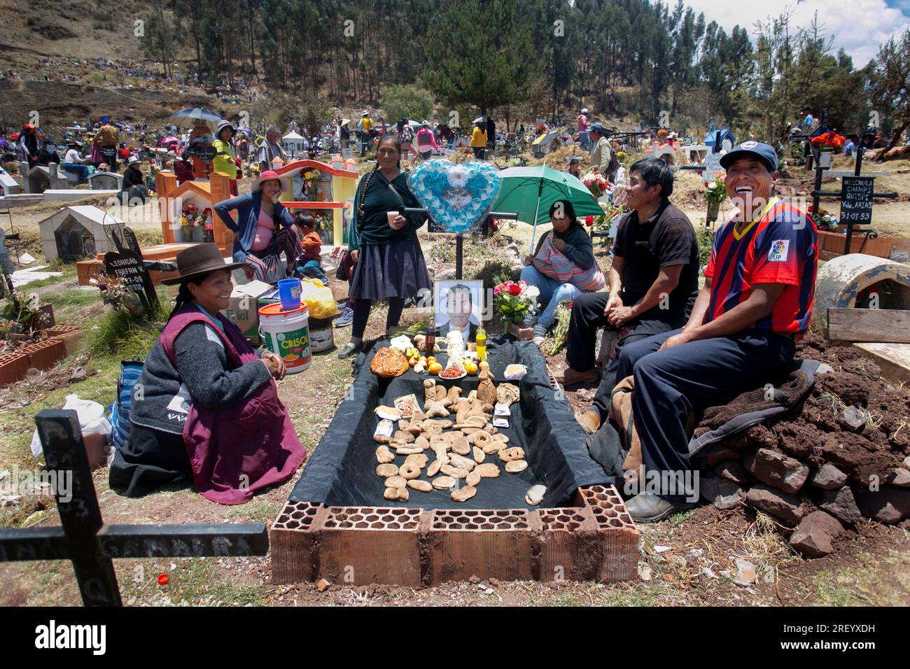 Cusco, Peru; 2. November 2022: Die Einheimischen feiern den Tag der Toten oder „Día de los Difuntos“ in San Jose de Huancaro Cementery. Stockfoto