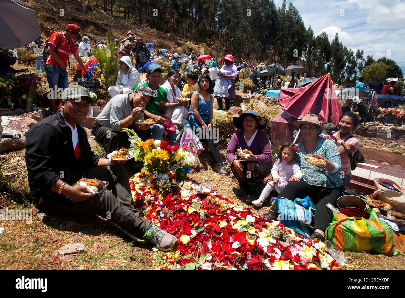 Cusco, Peru; 2. November 2022: Die Einheimischen feiern den Tag der Toten oder „Día de los Difuntos“ in San Jose de Huancaro Cementery. Stockfoto