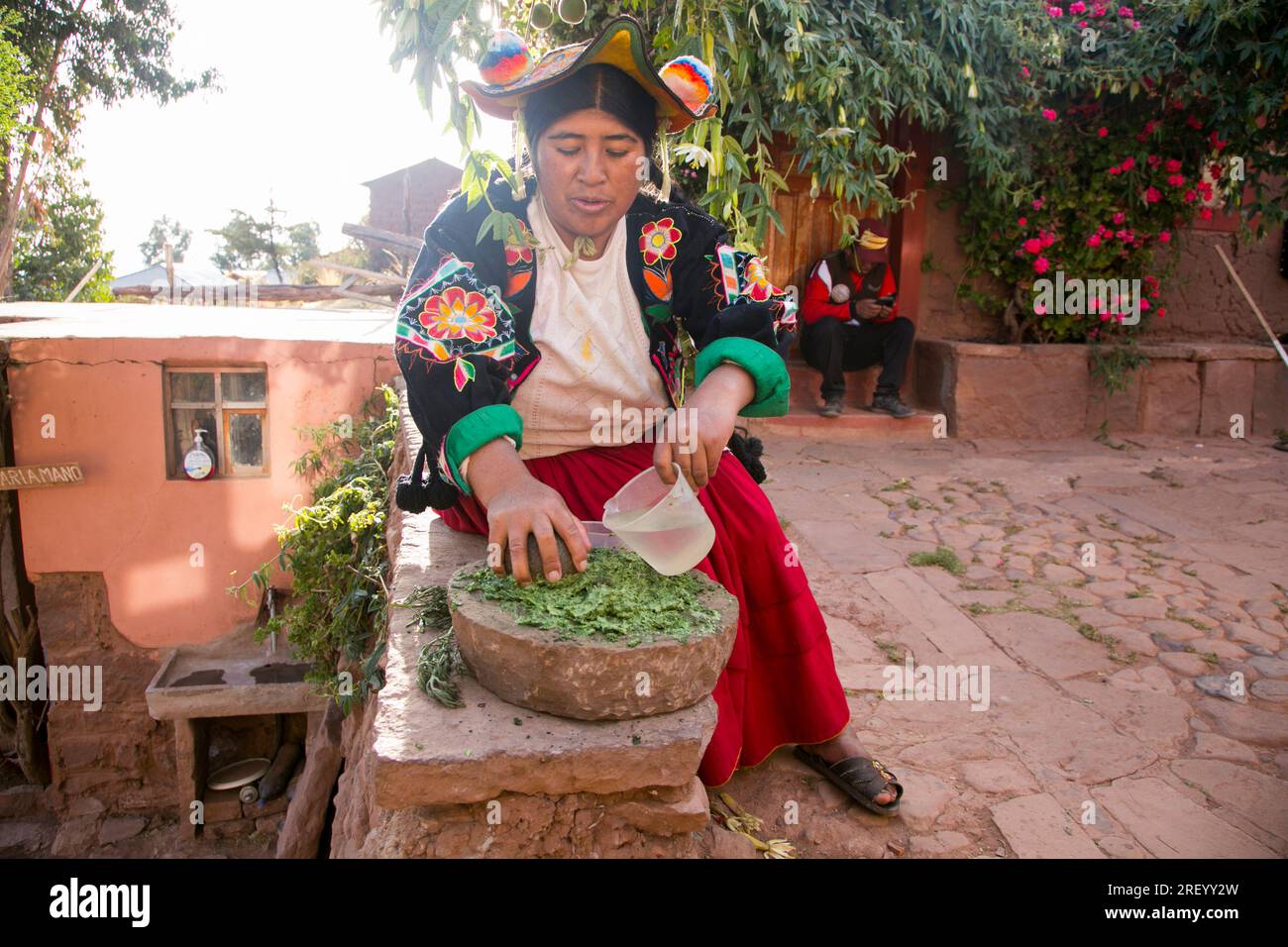 Llachon, Peru; 1. Januar 2023: Frau bereitet natürliches organisches Shampoo auf Pflanzenbasis in der Region Llachon am Titicacasee in Peru zu. Stockfoto