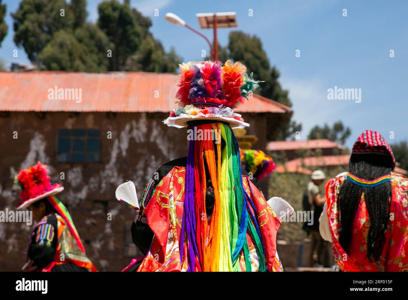 Taquile, Peru; 1. Januar 2023: Einheimische von der Insel Taquile in Peru, die bei einer Veranstaltung auf dem Hauptplatz der Insel tanzen und Musik spielen. Stockfoto