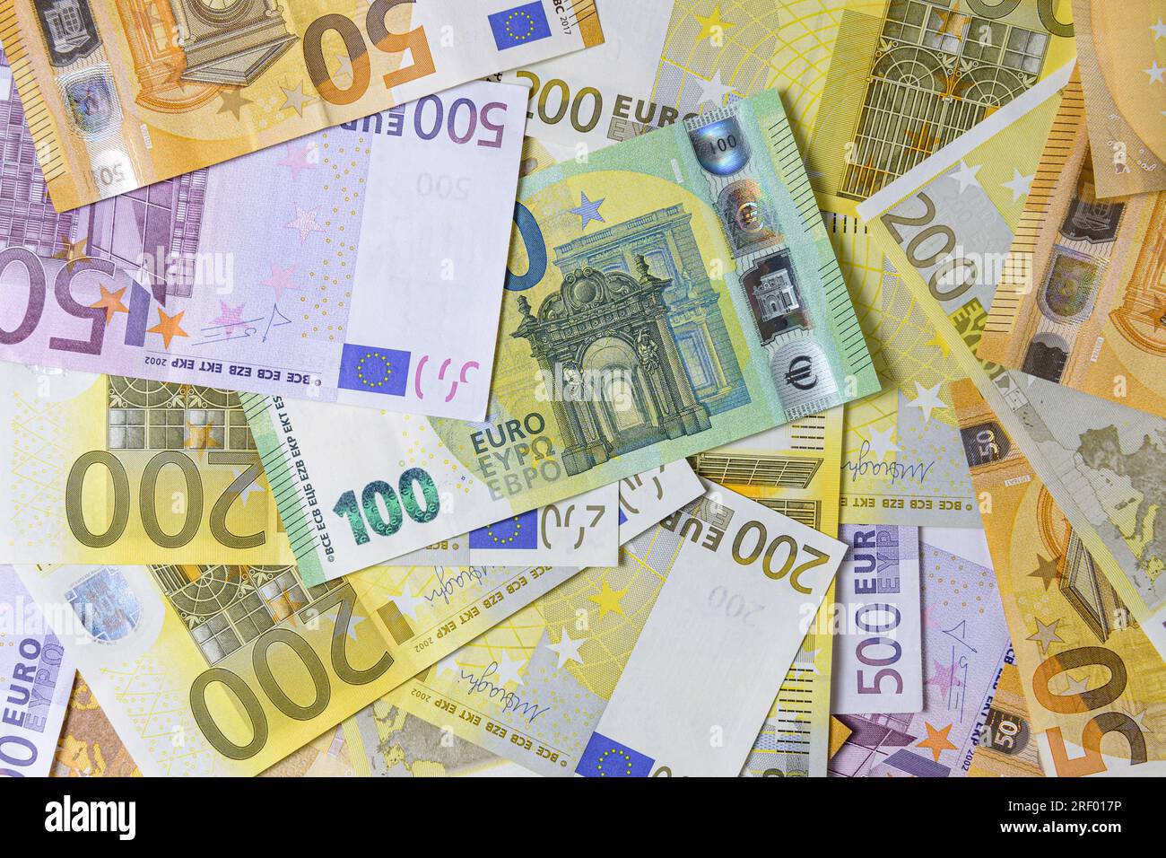 Euro-Banknoten, verschiedene Stückelungen. Tabellenansicht. Nahaufnahme Stockfoto