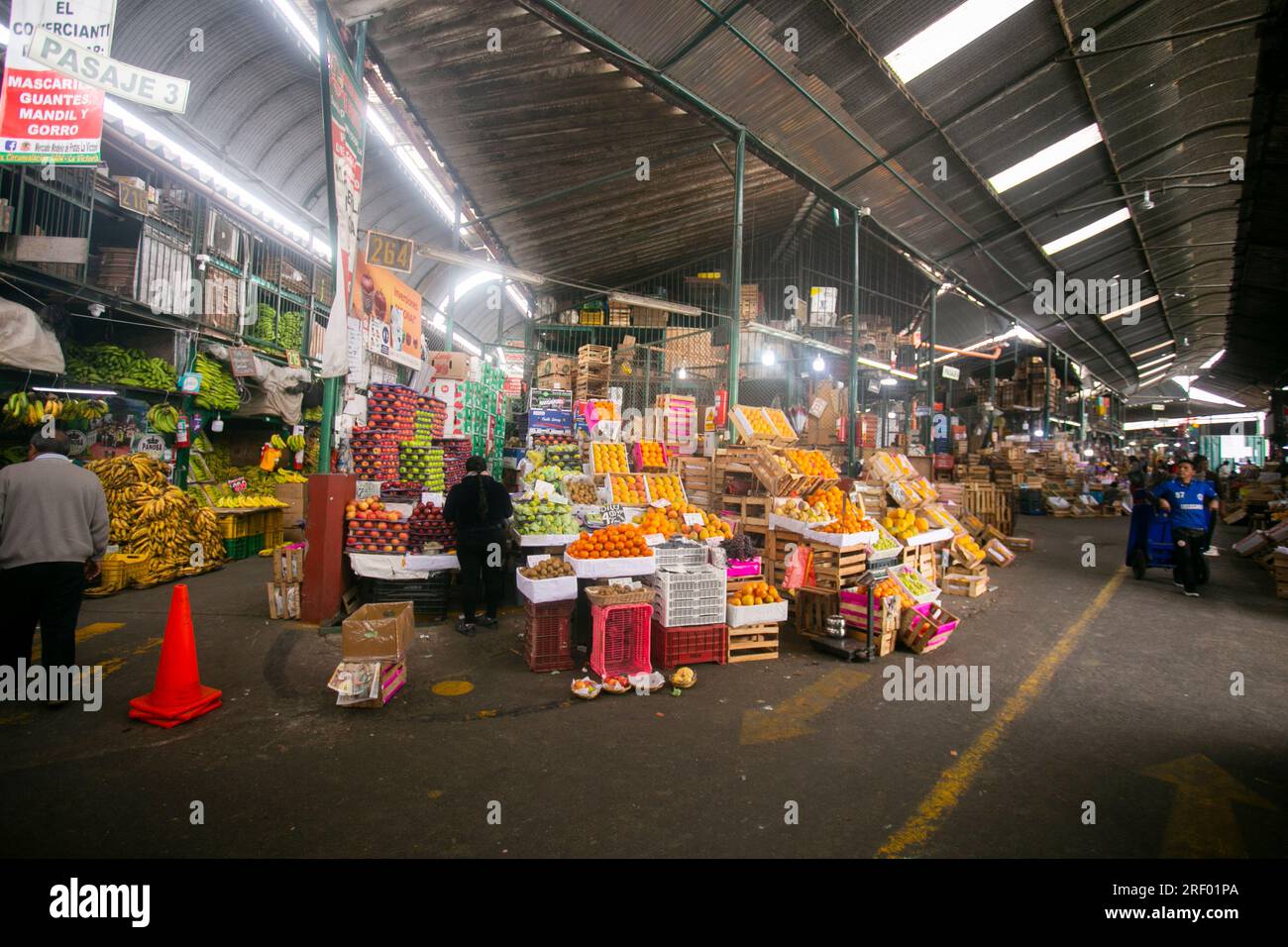 Lima, Peru; 1. Januar 2023: Gewerbliche Tätigkeit auf dem zentralen Obstmarkt der Stadt Lima in Peru. Stockfoto