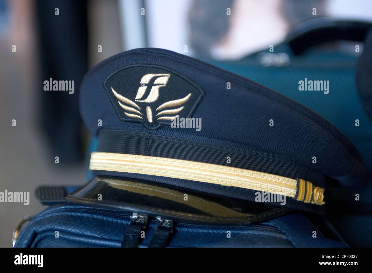 Eine Pilotenmütze mit Logo auf einem Gepäckstück. Stockfoto