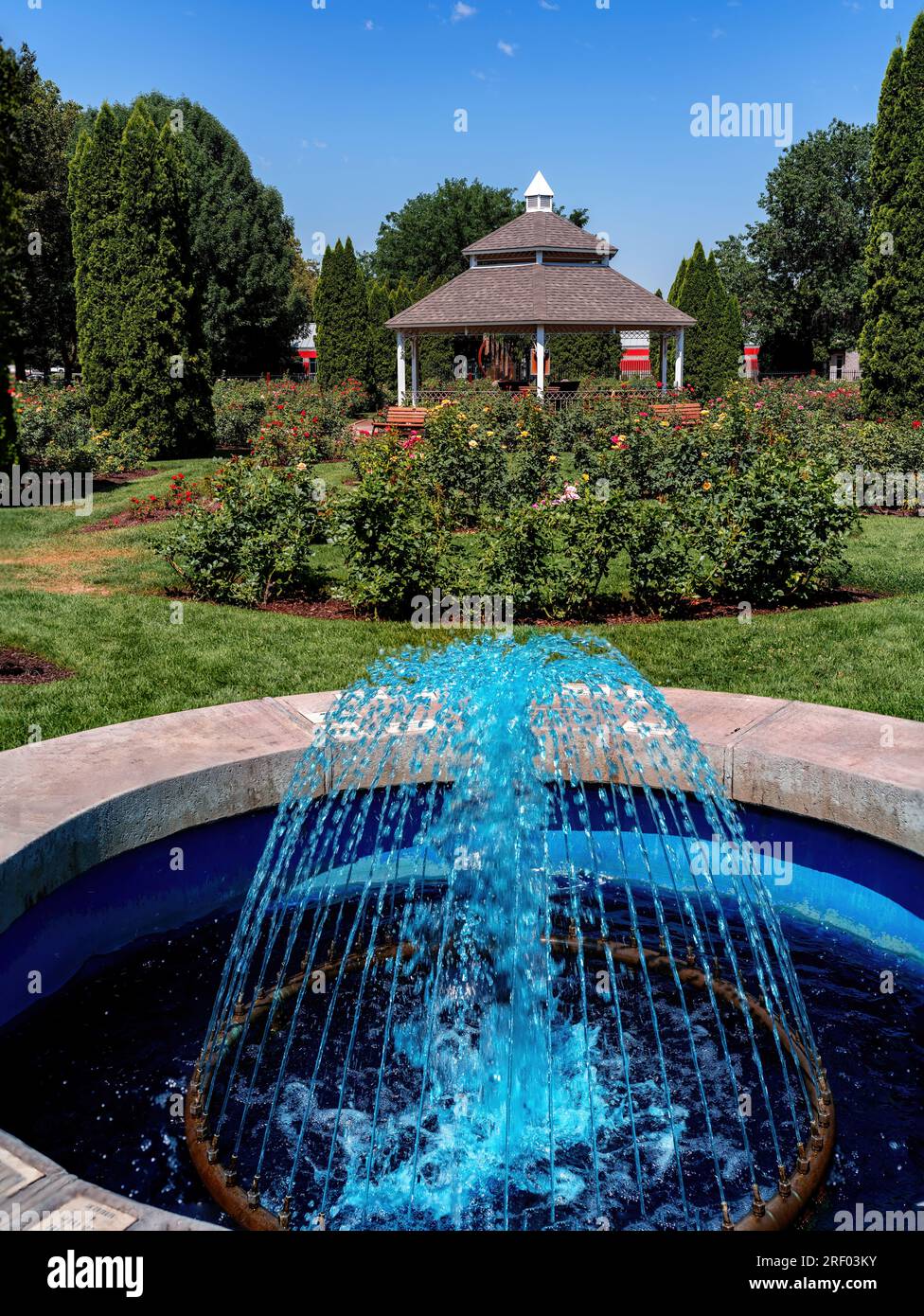 Brunnen und Kopula im Boise City Park mit Rosengarten Stockfoto