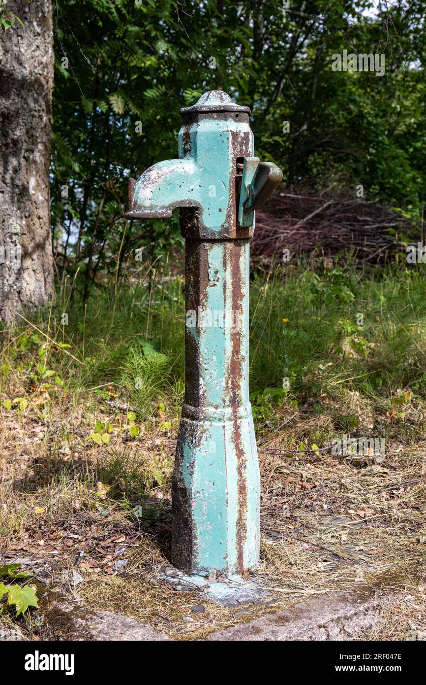 Alter rostiger Wasserbrunnen auf der Insel Vallisaari, Helsinki, Finnland Stockfoto