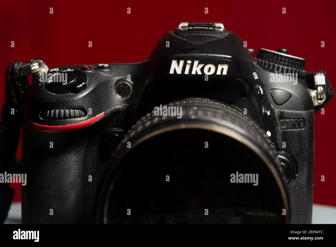 Salvador, Bahia, Brasilien - 30. Juli 2023: Nahaufnahme einer professionellen DSLR-Kamera von Nikon D7100 mit Nikkor Objektiv 16-85mm f/3,5 isoliert auf einem Stockfoto