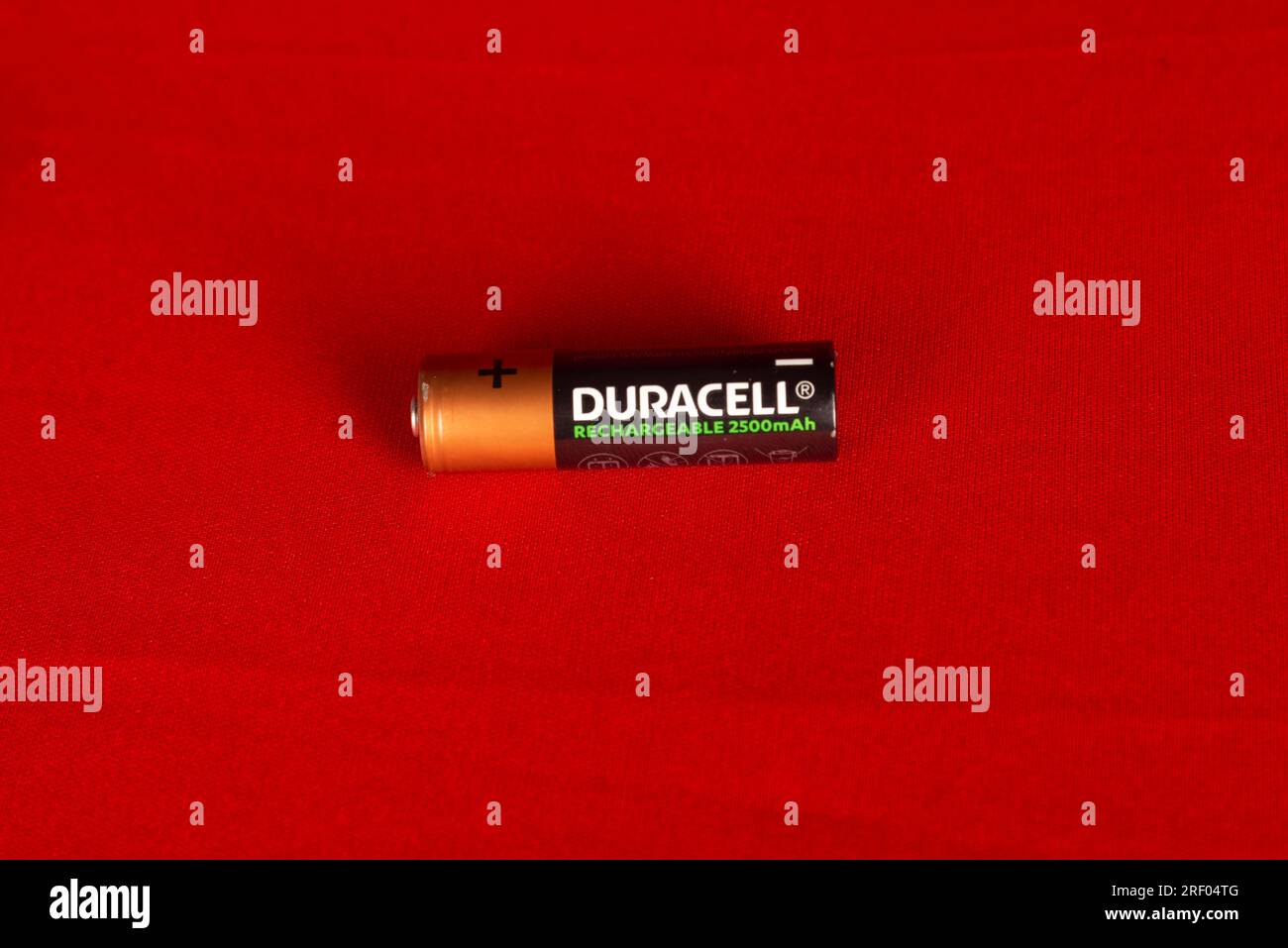 Salvador, Bahia, Brasilien - 30. Juli 2023: Eine wiederaufladbare Batterie der Marke Duracell, isoliert auf rotem Hintergrund. Stockfoto