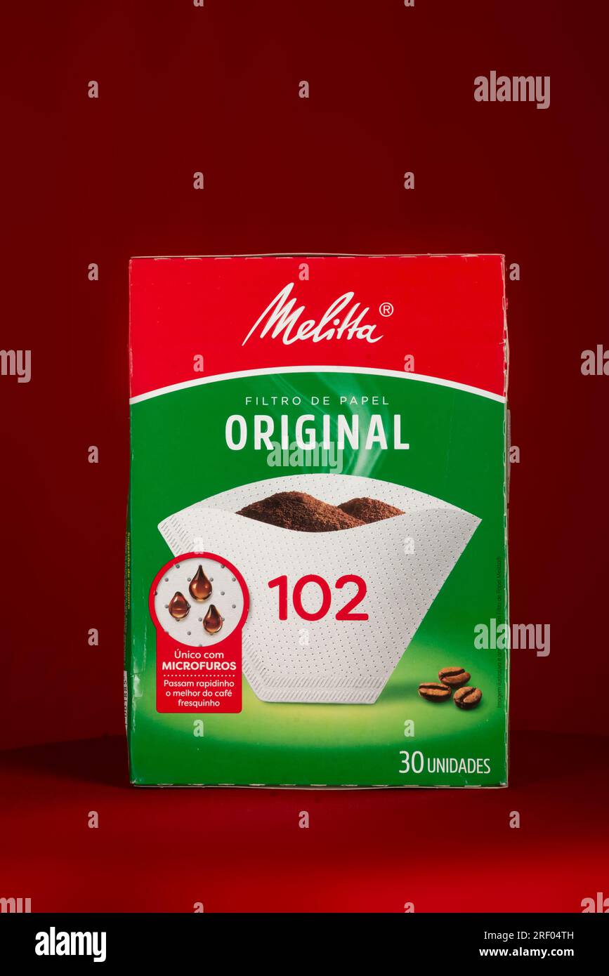 Salvador, Bahia, Brasilien - 30. Juli 2023: Papierfilterverpackung der Marke Melitta zum Absieben von Kaffee, isoliert auf rotem Hintergrund. Stockfoto