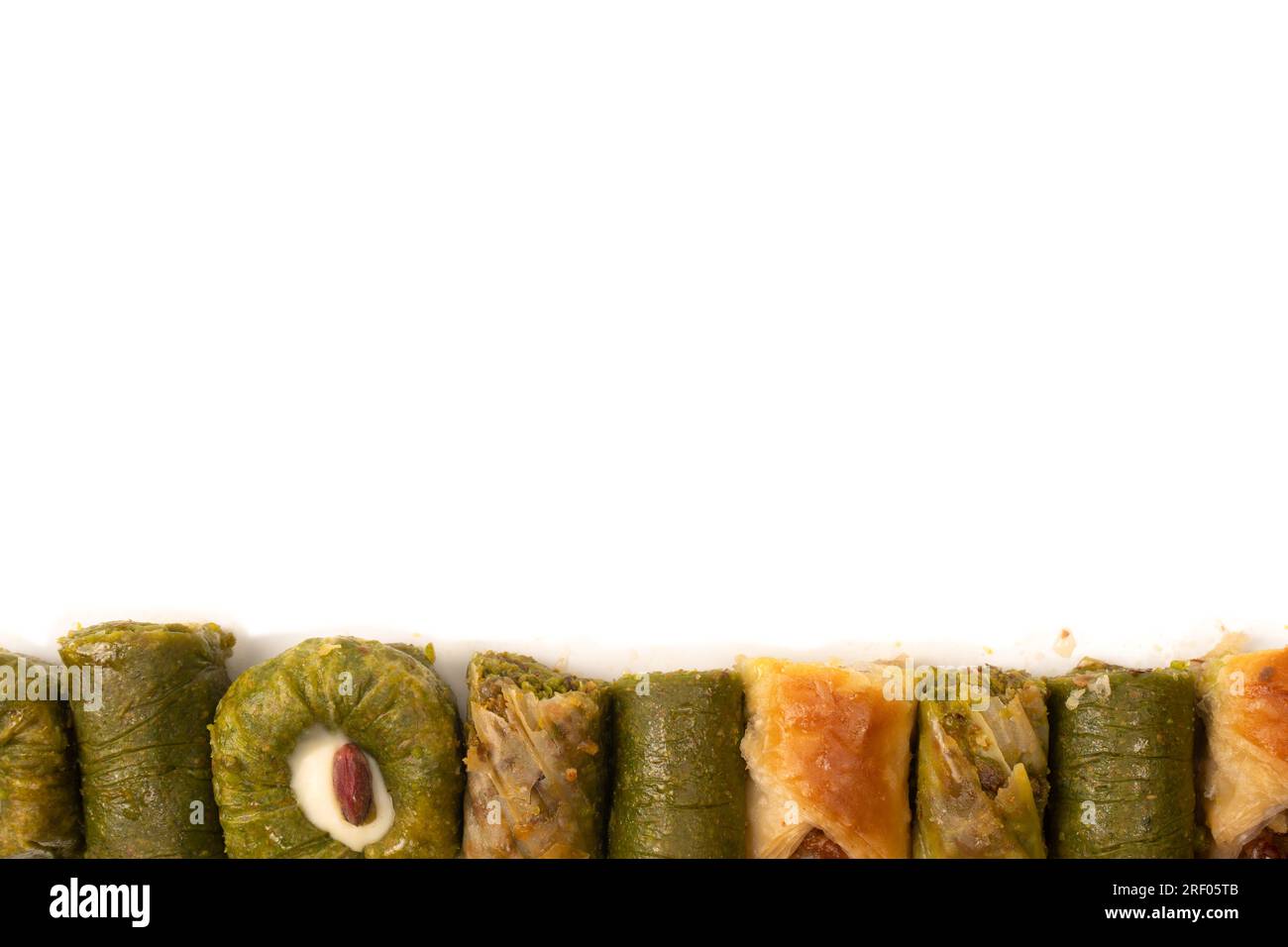 Türkische Pistazienbaklava isoliert auf weißem Hintergrund. Eine Auswahl an türkischem süßem Baklava. Walnuss-Baklava. Stockfoto