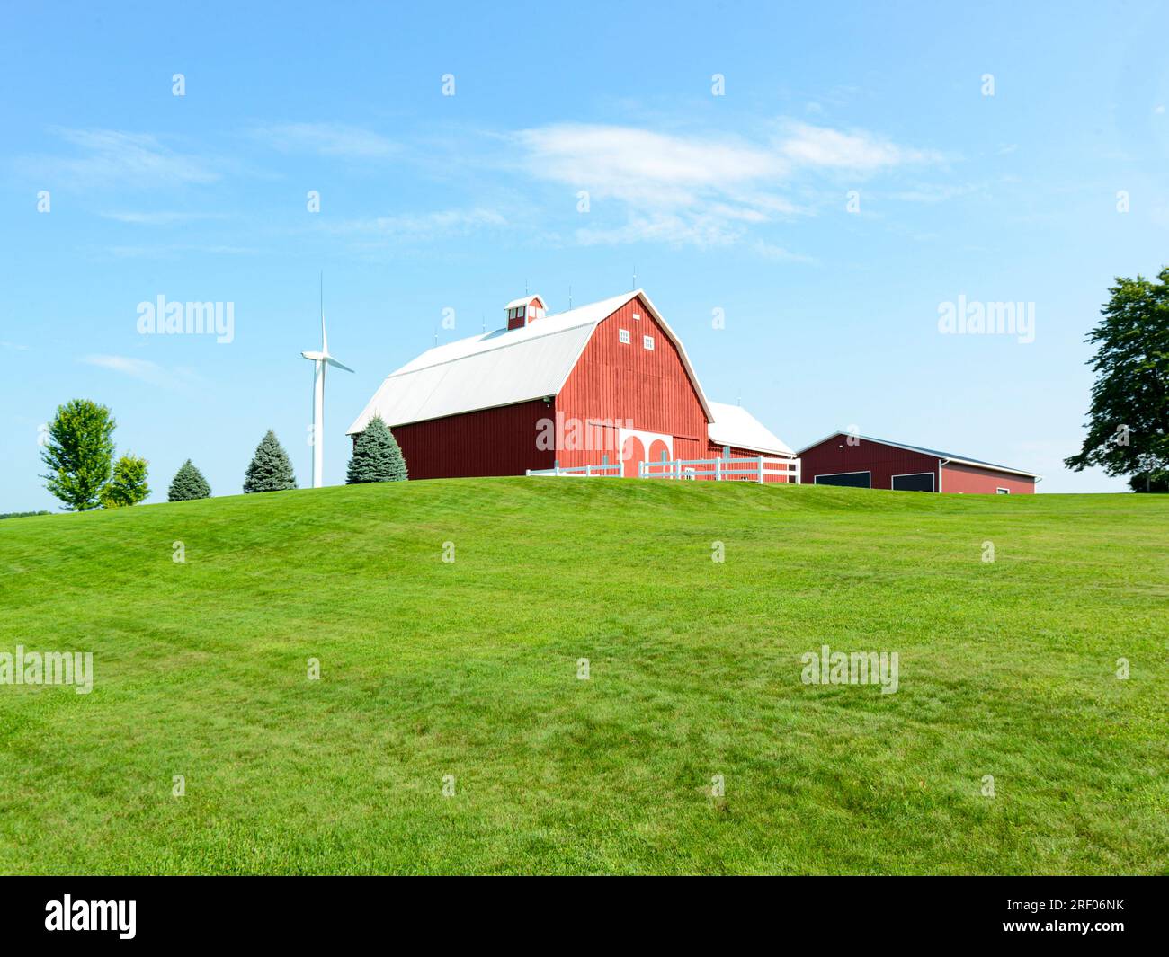 Rote Scheune auf einem Feld auf dem Land Stockfoto