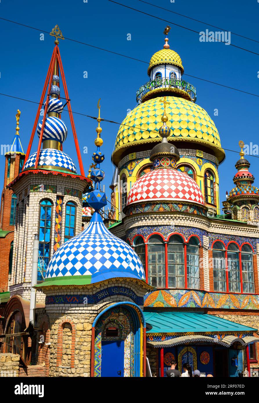 Tempel aller Religionen in Kasan, Tatarstan, Russland. Dieser Ort ist ein Wahrzeichen von Kasan. Wunderschöne farbenfrohe Anlage mit Kirchen, Moscheen und anderen Religionen Stockfoto