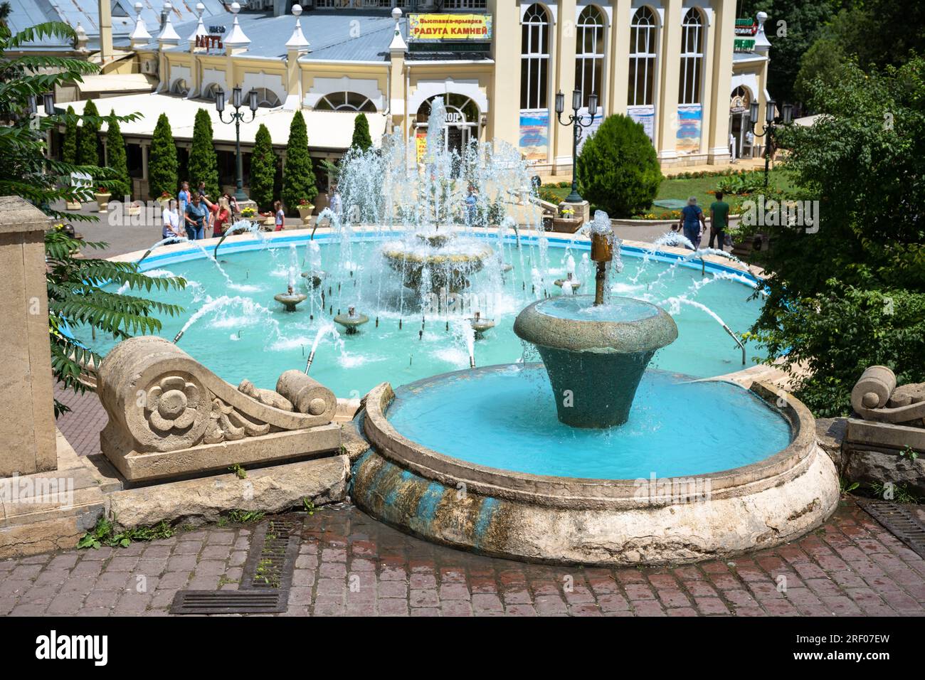 Wunderschöner Brunnen im Sommer in Yessentuki, Kurstadt in der kaukasischen Mineralwasserregion, Stavropol Krai, Russland. Stockfoto