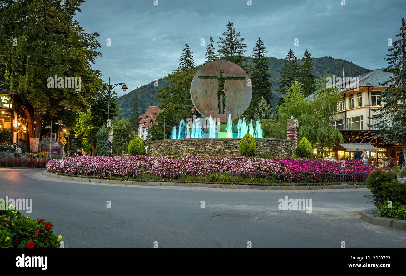 SINAIA, RUMÄNIEN - 02. SEPTEMBER 2022: Kreisverkehr an der Kreuzung mit Carol I Boulevard und Aosta Street. Stockfoto