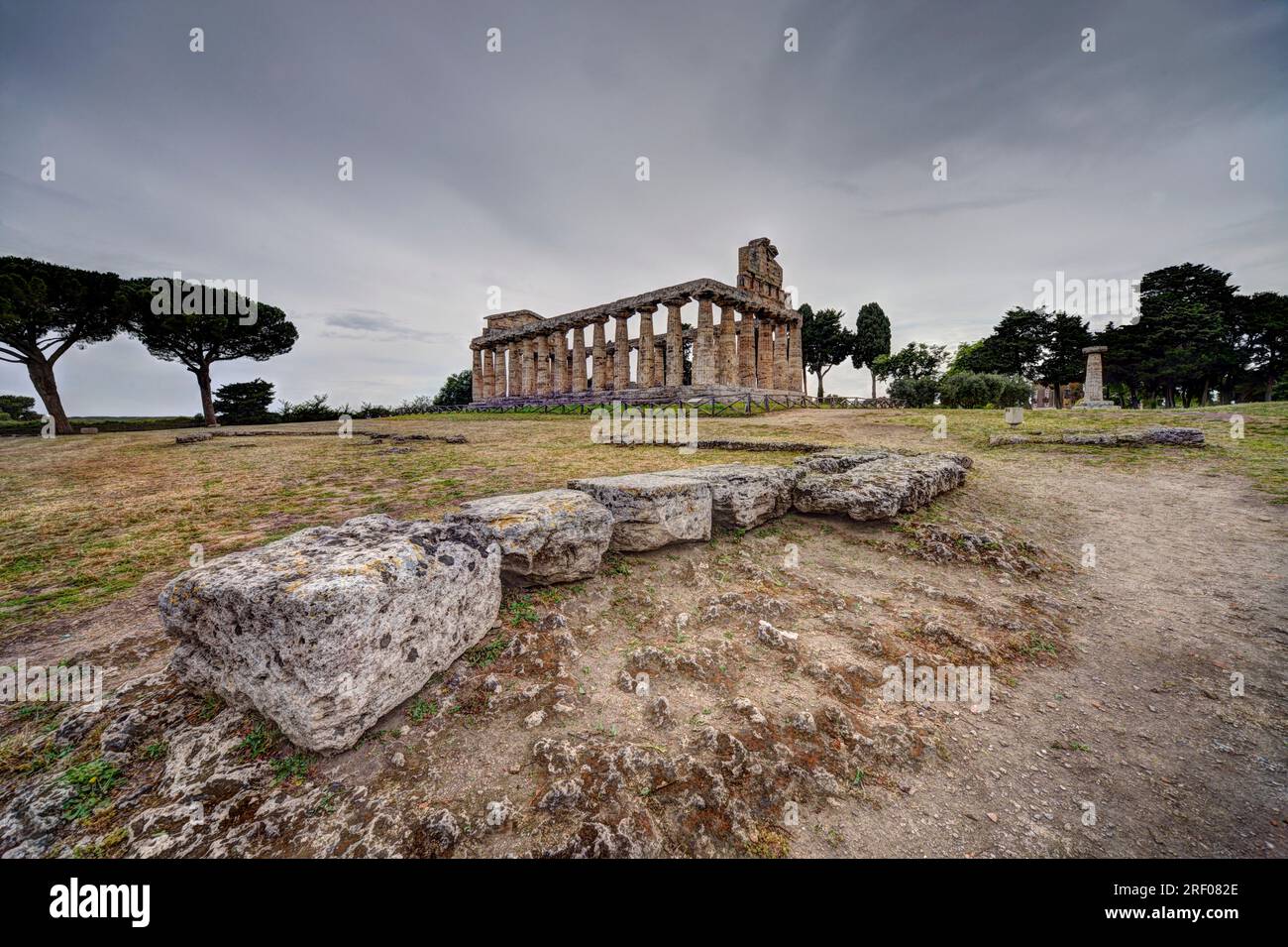 Griechischer Tempel der griechischen Göttin Athena (Minerva für die Römer) in Paestum, Italien, ein UNESCO-Weltkulturerbe. Tiefgreifende Perspektive. Stockfoto