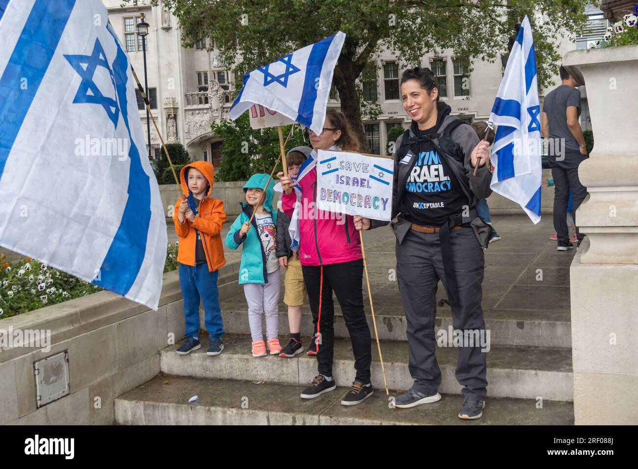 London, Großbritannien. 30. Juli 2023 Eine große Kundgebung auf dem Parliament Square, die von Mitgliedern der britischen jüdischen Gemeinschaft organisiert wird, sendet eine Botschaft an die israelische Regierung, die ihre Handlungen ablehnt und diejenigen unterstützt, die für die Zukunft ihres Landes und ihrer Kinder in Israel protestieren, nachdem die Knesset diese Woche für die Abschaffung der Doktrin der Angemessenheit gestimmt hat. Sie appellieren an alle, die Israels Zukunft lieben und lieben, die israelische Demokratie zu verteidigen. Peter Marshall/Alamy Live News Stockfoto