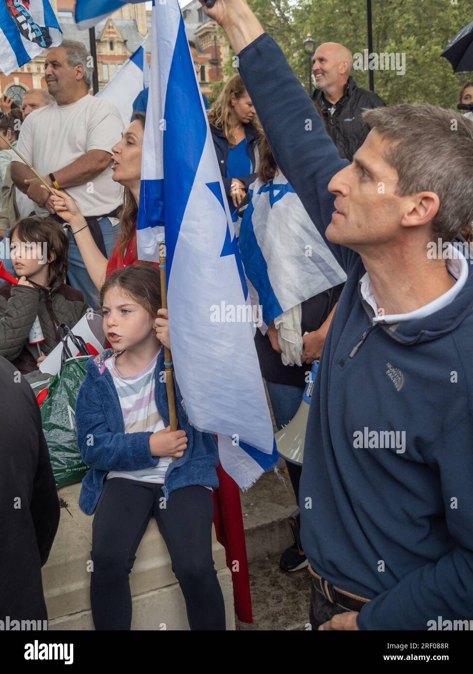 London, Großbritannien. 30. Juli 2023 Eine große Kundgebung auf dem Parliament Square, die von Mitgliedern der britischen jüdischen Gemeinschaft organisiert wird, sendet eine Botschaft an die israelische Regierung, die ihre Handlungen ablehnt und diejenigen unterstützt, die für die Zukunft ihres Landes und ihrer Kinder in Israel protestieren, nachdem die Knesset diese Woche für die Abschaffung der Doktrin der Angemessenheit gestimmt hat. Sie appellieren an alle, die Israels Zukunft lieben und lieben, die israelische Demokratie zu verteidigen. Peter Marshall/Alamy Live News Stockfoto