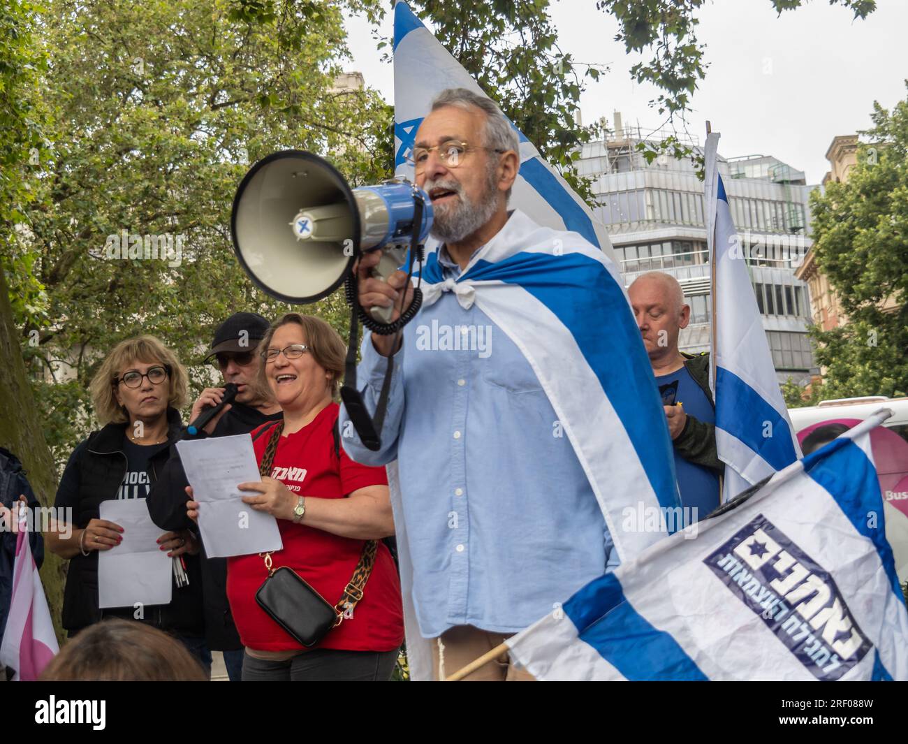 London, Großbritannien. 30. Juli 2023 Eine große Kundgebung auf dem Parliament Square, die von Mitgliedern der britischen jüdischen Gemeinschaft organisiert wird, sendet eine Botschaft an die israelische Regierung, die ihre Handlungen ablehnt und diejenigen unterstützt, die für die Zukunft ihres Landes und ihrer Kinder in Israel protestieren, nachdem die Knesset diese Woche für die Abschaffung der Doktrin der Angemessenheit gestimmt hat. Sie appellieren an alle, die Israels Zukunft lieben und lieben, die israelische Demokratie zu verteidigen. Peter Marshall/Alamy Live News Stockfoto
