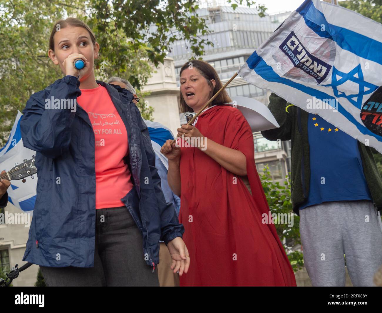 London, Großbritannien. 30. Juli 2023 Eine große Kundgebung auf dem Parliament Square, die von Mitgliedern der britischen jüdischen Gemeinschaft organisiert wird, sendet eine Botschaft an die israelische Regierung, die ihre Handlungen ablehnt und diejenigen unterstützt, die für die Zukunft ihres Landes und ihrer Kinder in Israel protestieren, nachdem die Knesset diese Woche für die Abschaffung der Doktrin der Angemessenheit gestimmt hat. Sie appellieren an alle, die Israels Zukunft lieben und lieben, die israelische Demokratie zu verteidigen. Peter Marshall/Alamy Live News Stockfoto