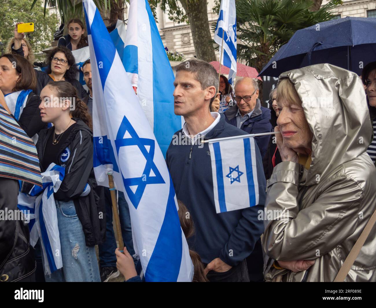 London, Großbritannien. 30. Juli 2023 Eine große Kundgebung auf dem Parliament Square, die von Mitgliedern der britischen jüdischen Gemeinschaft organisiert wird, sendet eine Botschaft an die israelische Regierung, die ihre Handlungen ablehnt und diejenigen unterstützt, die für die Zukunft ihres Landes und ihrer Kinder in Israel protestieren, nachdem die Knesset diese Woche für die Abschaffung der Doktrin der Angemessenheit gestimmt hat. Sie appellieren an alle, die Israels Zukunft lieben und lieben, die israelische Demokratie zu verteidigen. Peter Marshall/Alamy Live News Stockfoto