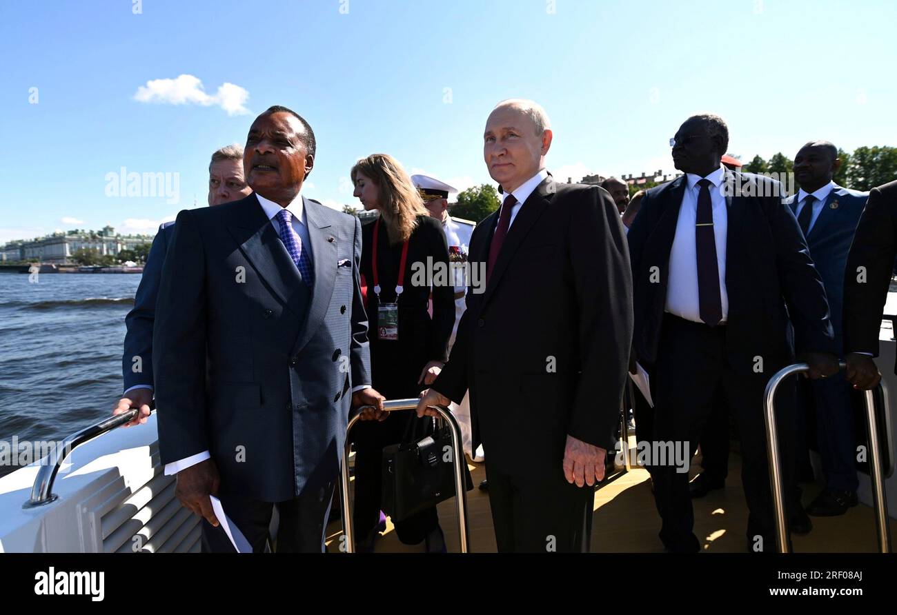 St. Petersburg, Russland. 30. Juli 2023. Der russische Präsident Wladimir Putin, Mitte, fährt im Marineschneider Raptor mit Kongo-Präsident Denis Sassou Nguesso, Left, während der Navy Day Feiern auf dem Fluss Newa, 30. Juli 2023 in St. Petersburg, Russland. Kredit: Alexander Kazakov/Kreml Pool/Alamy Live News Stockfoto