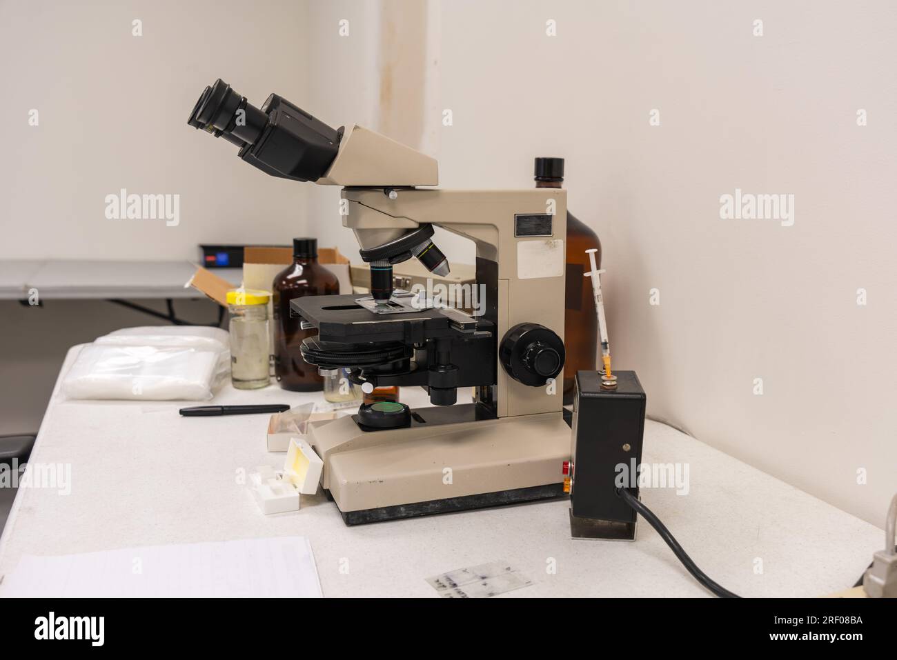Mikroskop im Asbestlabor Stockfoto