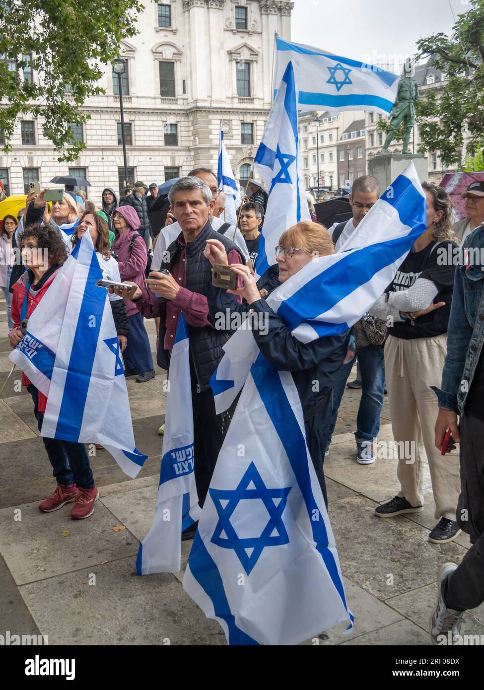 London, Großbritannien. 30. Juli 2023 Eine große Kundgebung auf dem Parliament Square, die von Mitgliedern der britischen jüdischen Gemeinschaft organisiert wird, sendet eine Botschaft an die israelische Regierung, die ihre Handlungen ablehnt und diejenigen unterstützt, die für die Zukunft ihres Landes und ihrer Kinder in Israel protestieren, nachdem die Knesset diese Woche für die Abschaffung der Doktrin der Angemessenheit gestimmt hat. Sie appellieren an alle, die Israels Zukunft lieben und lieben, die israelische Demokratie zu verteidigen. Peter Marshall/Alamy Live News Stockfoto