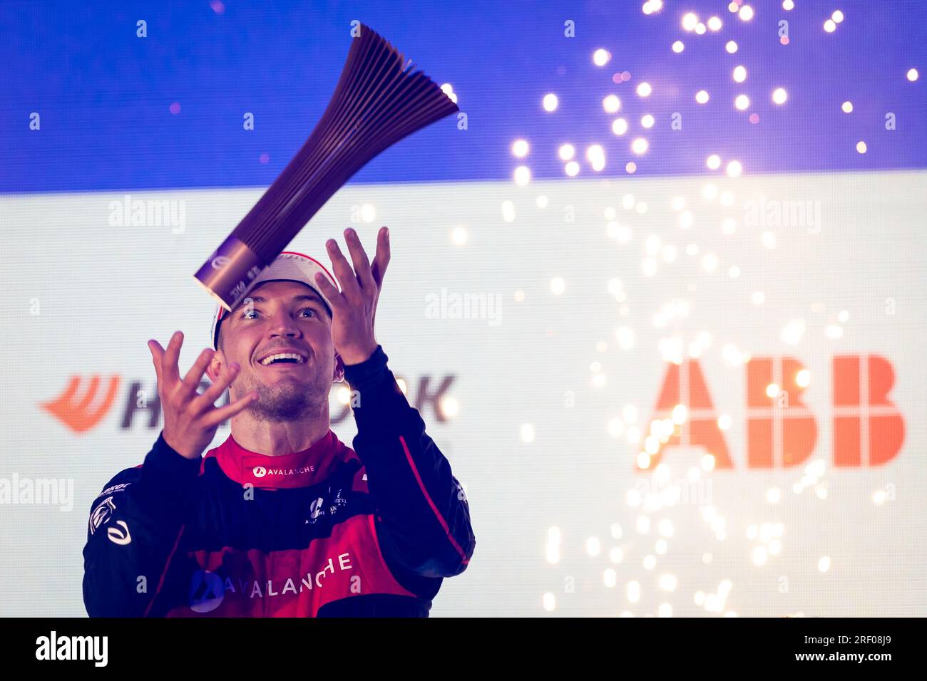 27 DENNIS Jake (gbr), Avalanche Andretti Formula E, Spark-Porsche, Porsche 99X Electric, Portrait Podium anlässlich des 2023. Hankook London ePrix, 12. Tagung der ABB FIA Formel E-Weltmeisterschaft 2022-23, auf der Excel London vom 29. Bis 30. Juli 2023 in London, Vereinigtes Königreich - Photo André Ferreira / DPPI Stockfoto