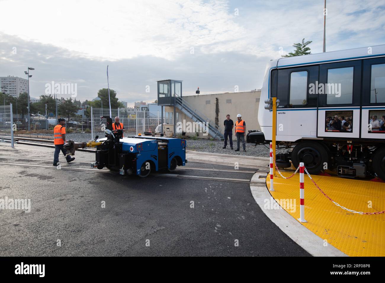 Allgemeiner Überblick über einen Wagen, der von Alstom hergestellt und vom Designer Ora-Ito von Marseillais entworfen wurde, während der Lieferung der ersten Züge für die zukünftige automatisierte U-Bahn nach Marseille. Sabrina Agresti-Roubache von Marseille, neu ernannte Staatssekretärin für Städteangelegenheiten in der Regierung von Elisabeth Borne, ist bei der Lieferung der ersten Züge für die neue fahrerlose Metro von Marseille, die 2024 eingeführt werden soll, an das technische Zentrum der RTM (Regie des Transports de Marseille) anwesend. Stockfoto