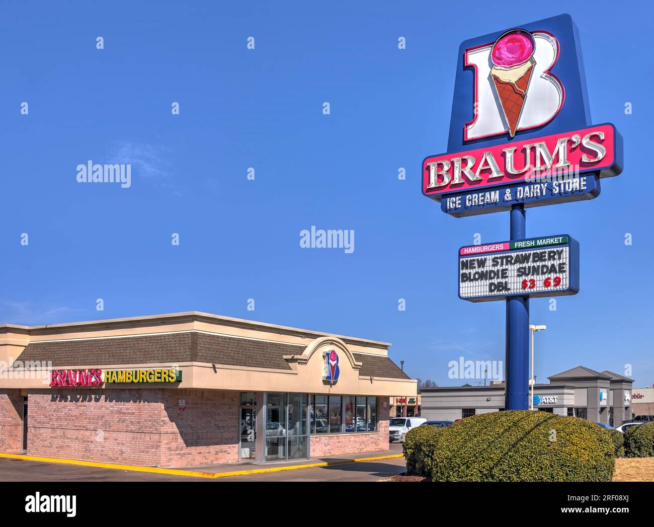 Springfield, Missouri - 22. März 2019: Braum's Restaurant, Außenschild und Markenlogo. Braum's ist eine amerikanische Eisrestaurant-Kette. Stockfoto