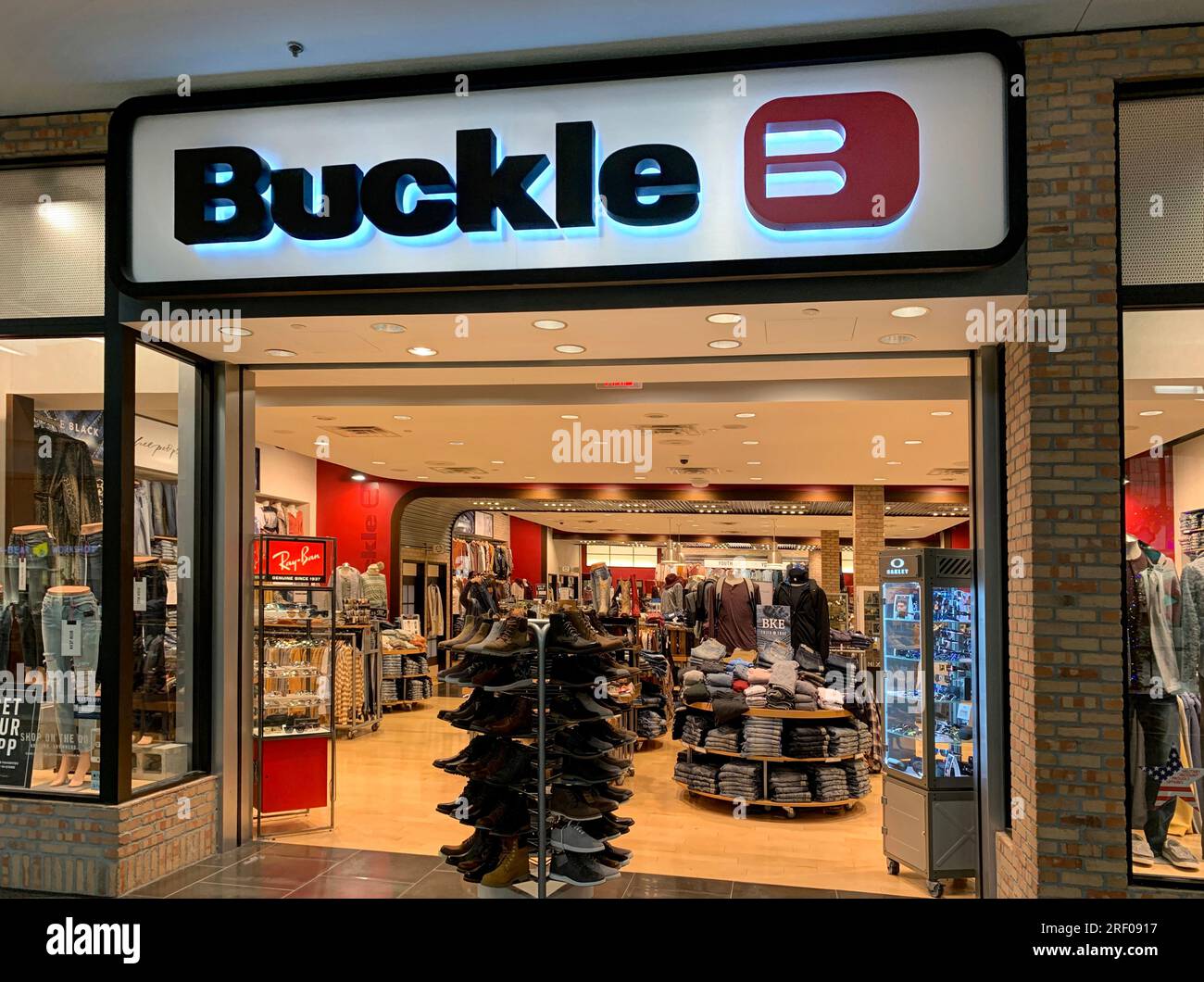 Springfield, Missouri - 31. Oktober 2019: The Buckle, Inc. Ist ein amerikanischer Modehändler, der Kleidung, Schuhe und Accessoires für Herren, Damen, Stockfoto