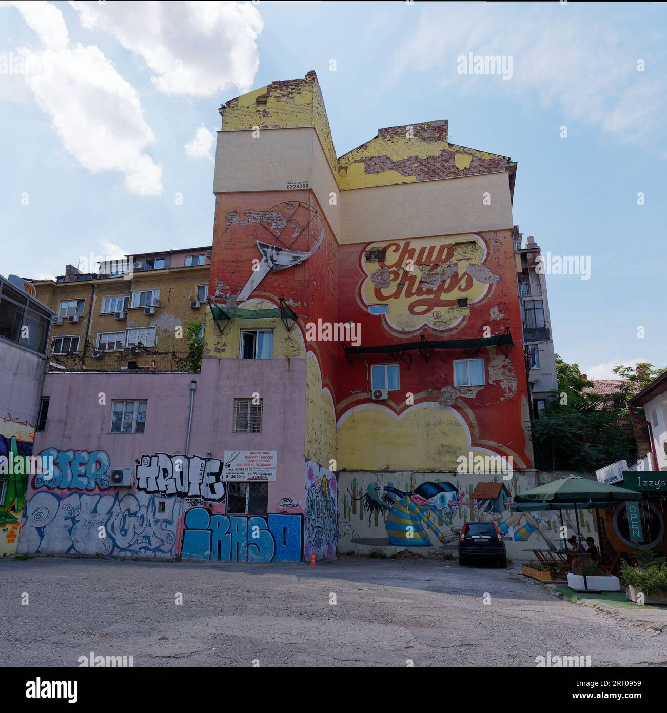 Farbenfrohe Graffiti und Street Art auf der Seite eines Parkplatzes in Sofia, Bulgarien, 30. Juli 2023 Stockfoto