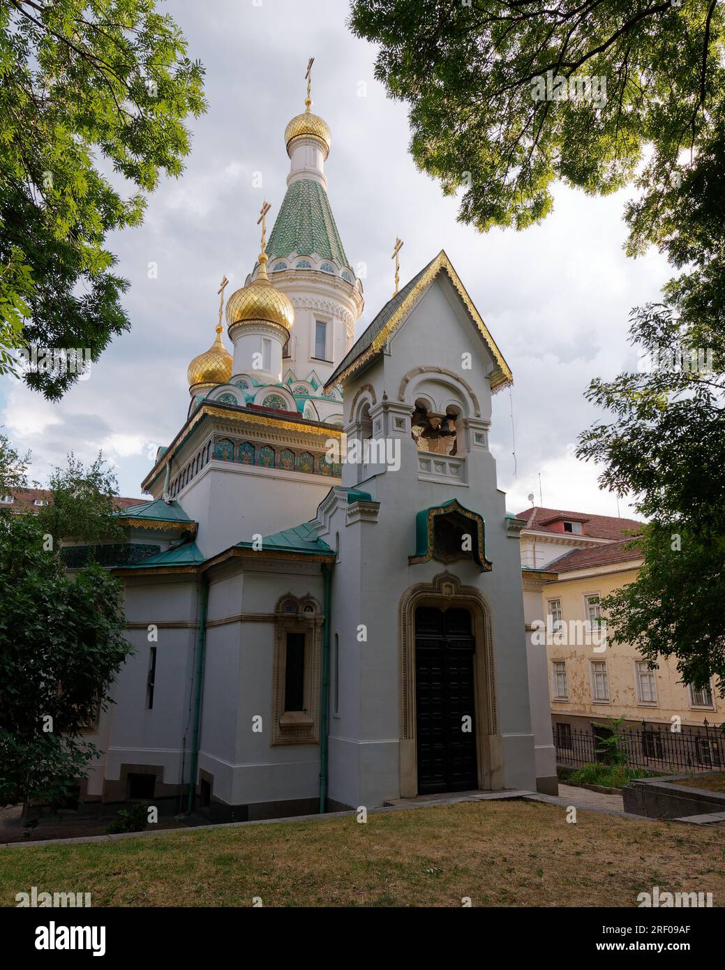 Außenansicht der russischen Kirche St. Nikolaus der Wundertäter in einem Park in Sofia, Bulgarien, 30. Juli 2023 Stockfoto