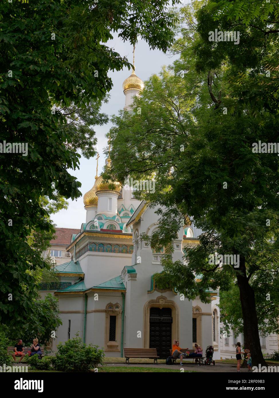 Außenansicht der russischen Kirche St. Nikolaus der Wundertäter in einem Park in Sofia, Bulgarien, 30. Juli 2023 Stockfoto