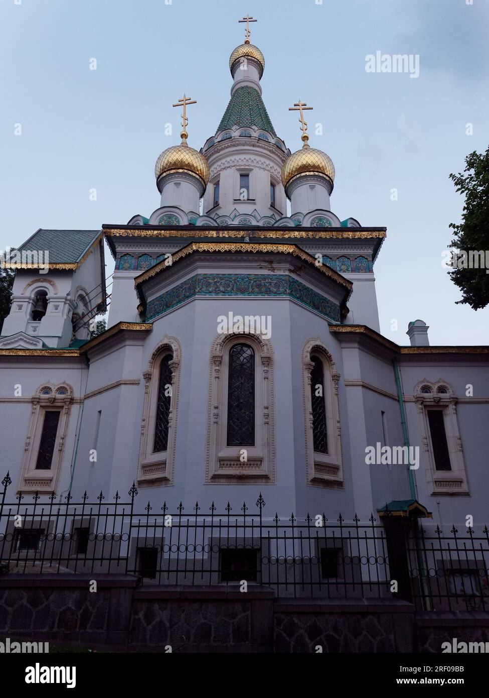 Außenfassade der Kirche St. Nikolaus der Wundertäter Russische Kirche in Sofia, Bulgarien, 30. Juli 2023 Stockfoto