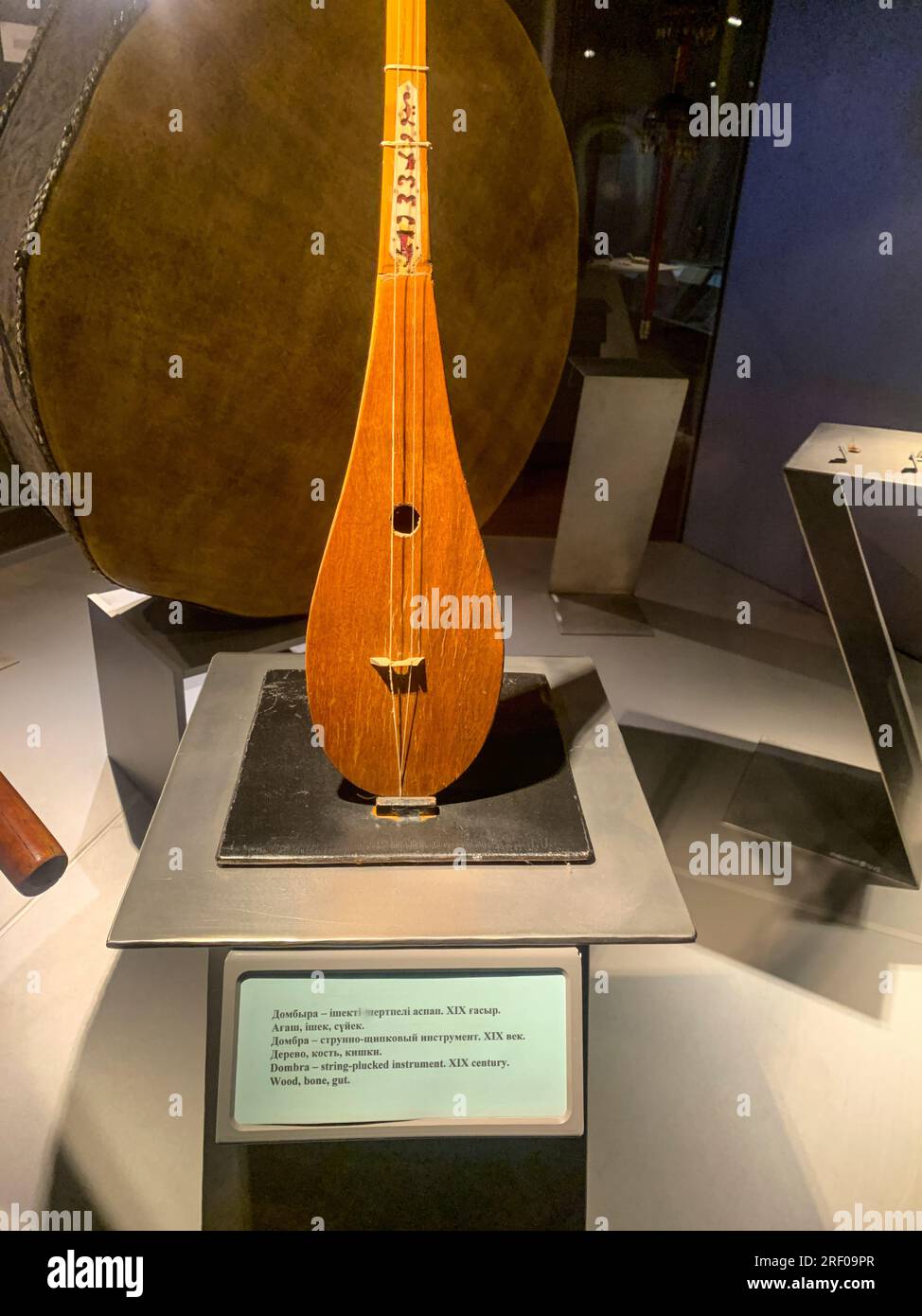 Kasachstan, Almaty. Dombra, ein traditionelles kasachisches Streichinstrument, im Museum für volkstümliche Musikinstrumente. Stockfoto