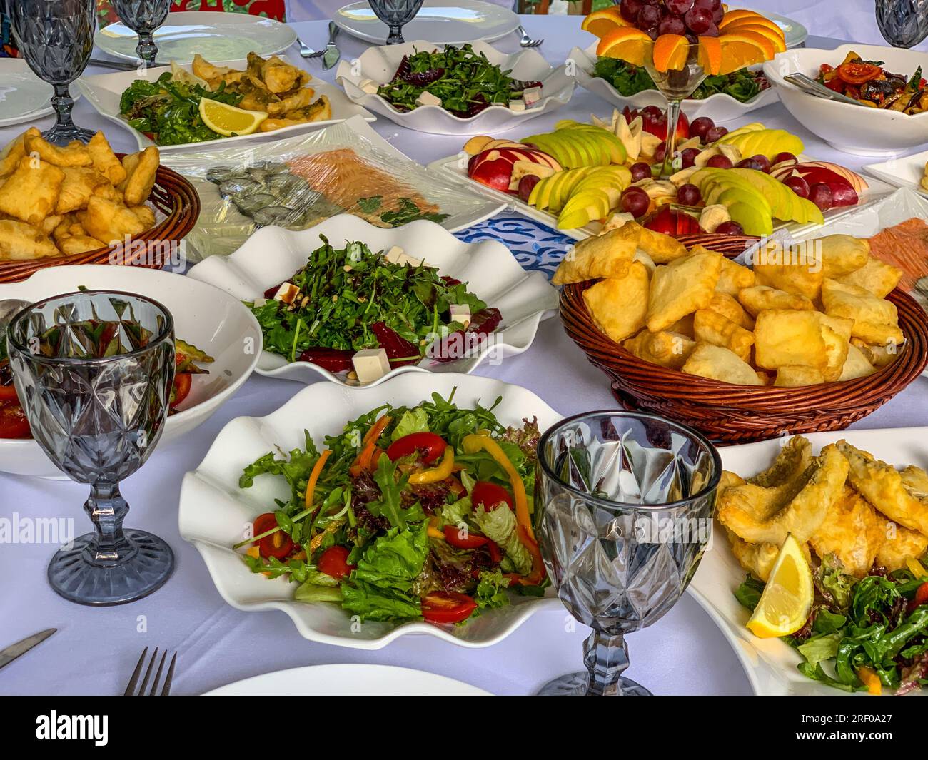Kasachstan, Almaty. Abendessen für ein Schultreffen. Stockfoto