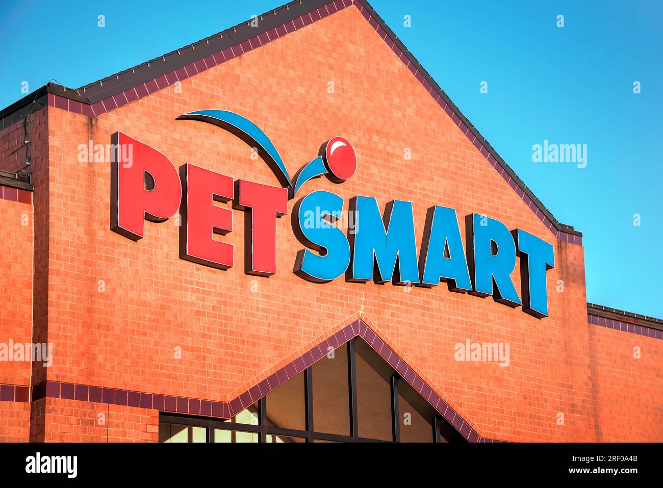Springfield, Missouri - 1. November 2019: PetSmart Inc. Eine amerikanische Einzelhandelskette, die spezielle Heimtierprodukte und kleine Haustiere verkauft. Stockfoto