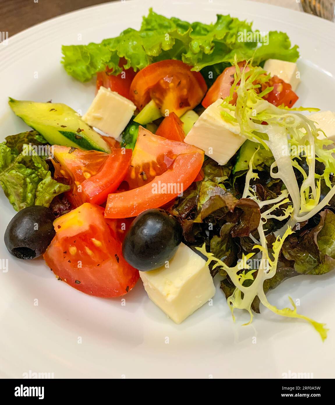 Kasachstan, Almaty. Gemischter Salat zum Mittagessen. Stockfoto