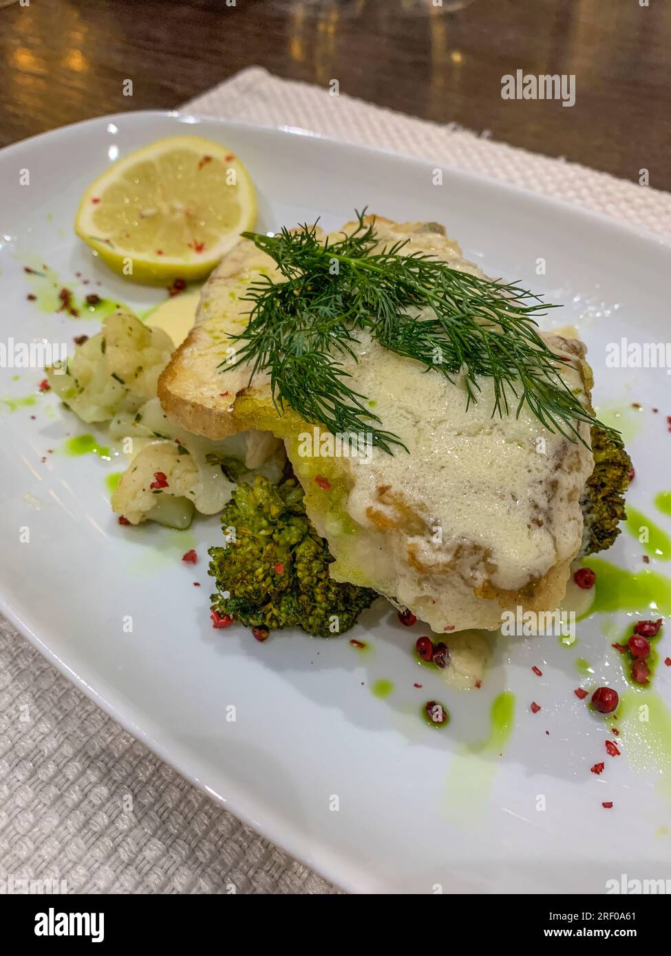 Kasachstan, Almaty. Pike Perch Filet mit Blumenkohl. Stockfoto