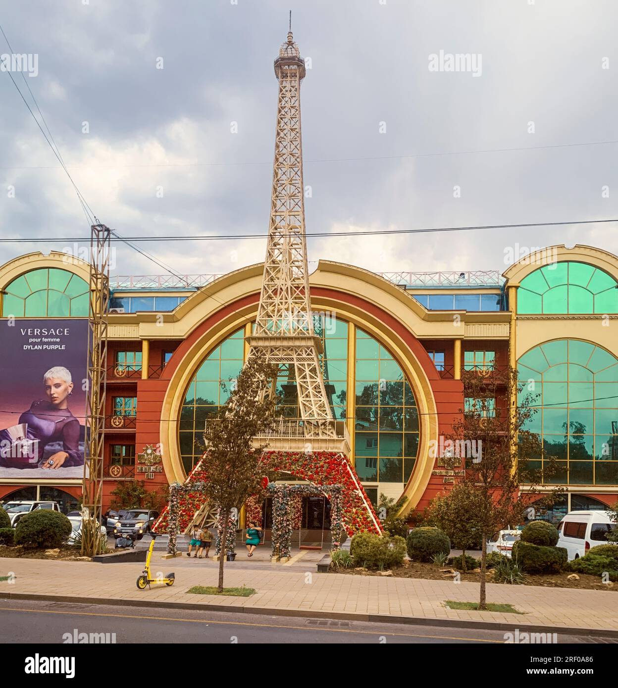 Kasachstan, Almaty. French House, ein Outlet für Kosmetik, Bekleidung und Kosmetikprodukte. Stockfoto