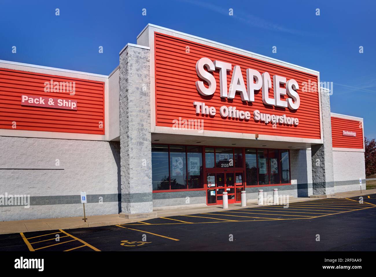 Springfield, Missouri – 4. November 2019: Staples Inc. Ist ein amerikanisches Einzelhandelsunternehmen, das hauptsächlich Bürobedarf und verwandte Produkte vertreibt. Stockfoto