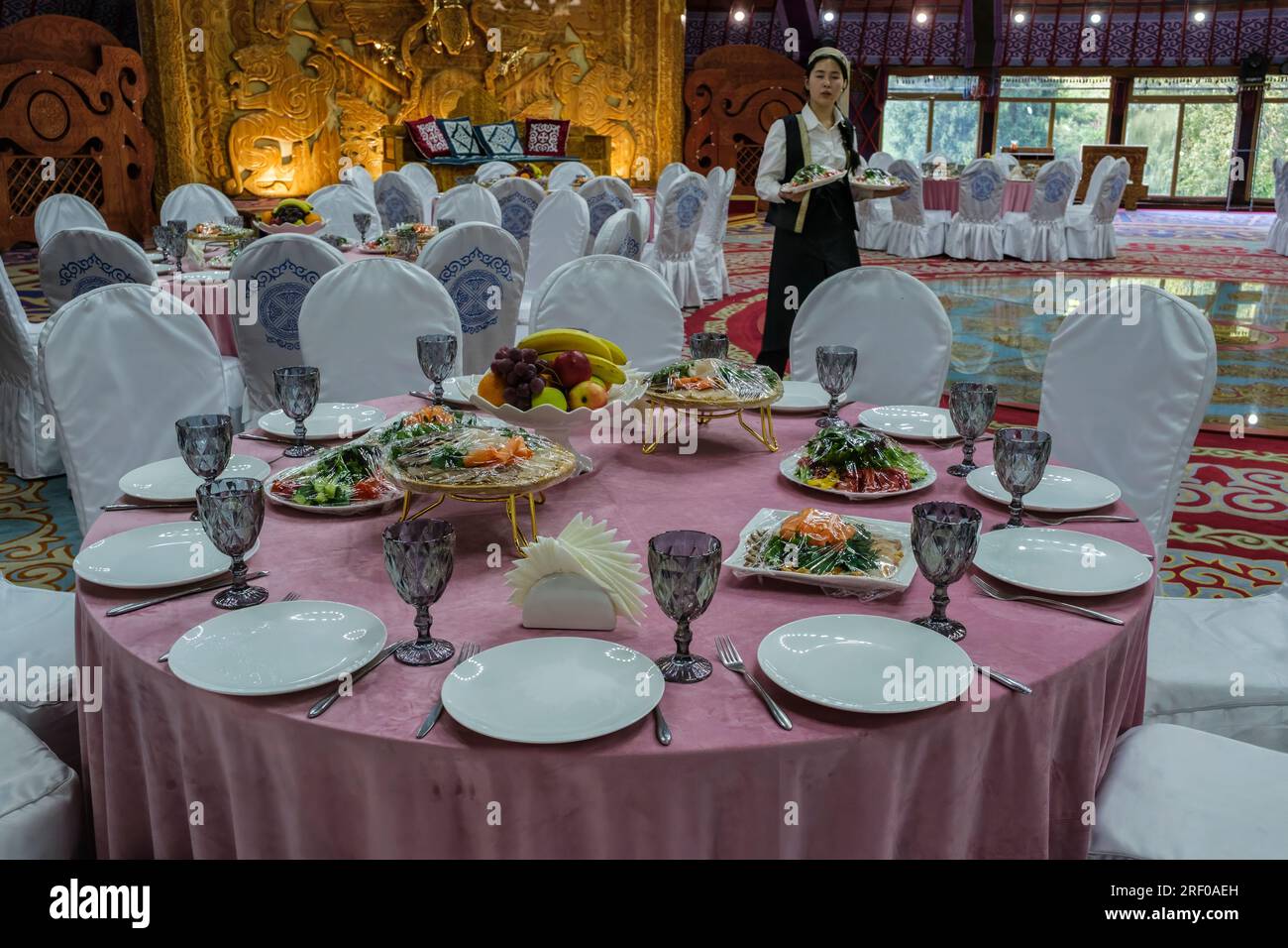 Kasachstan, Almasai-Schlucht. Tische für ein Highschool-Bankett vorbereitet. Stockfoto