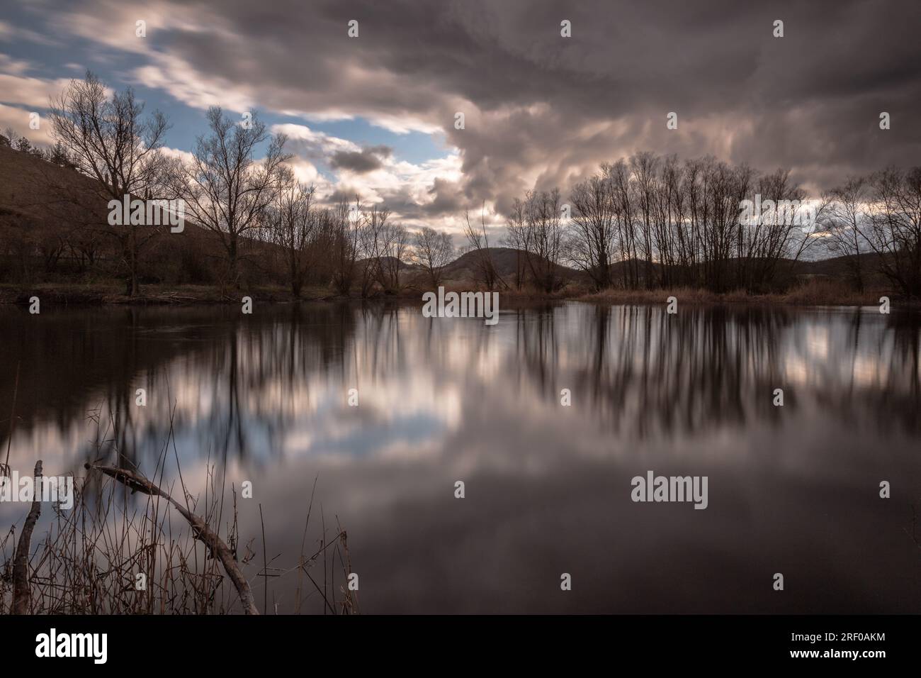 Perfekt symmetrische Wolken und Bäume Reflexionen im Sumpf von Colfiorito Umbrien Stockfoto