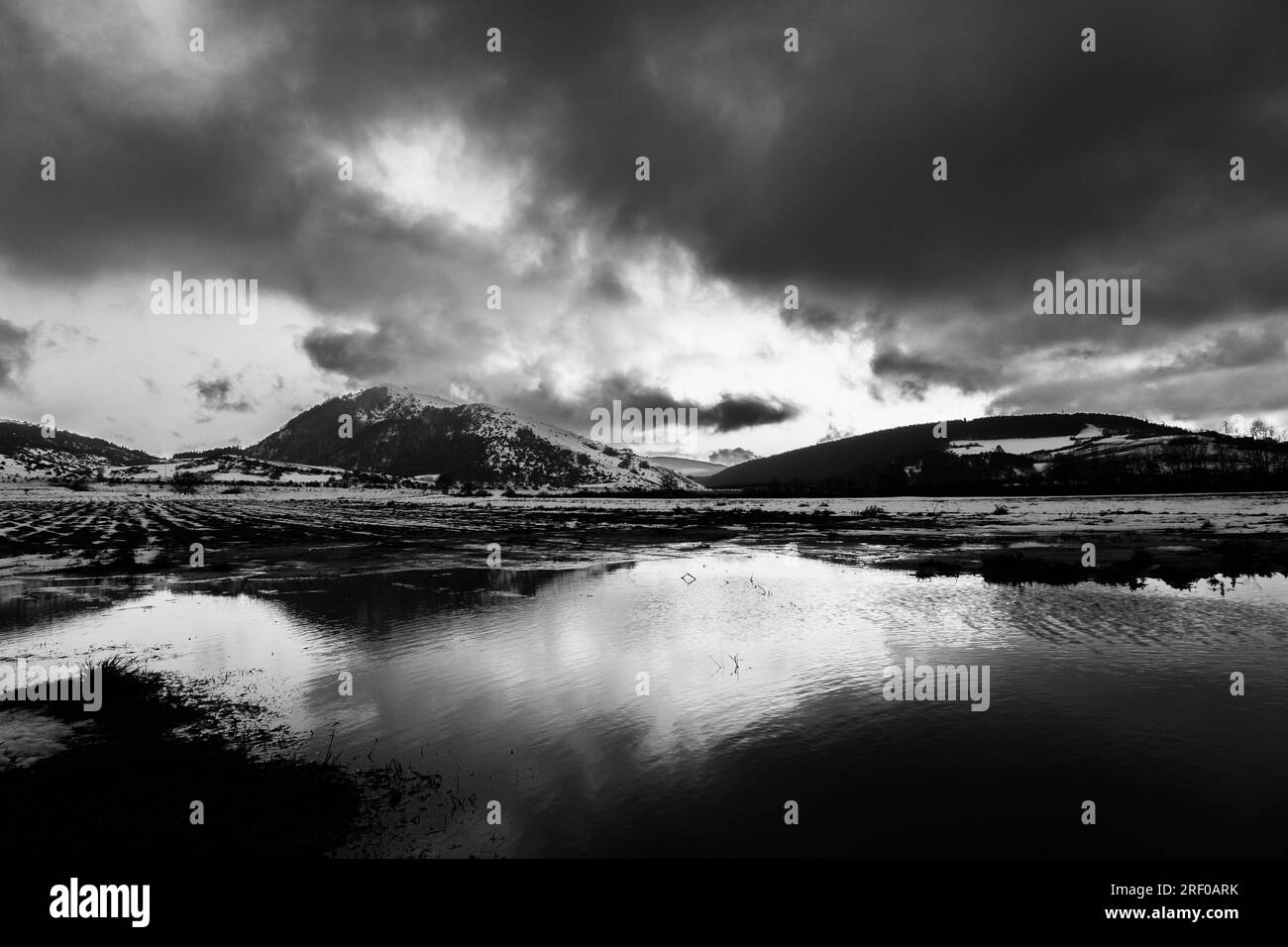 Perfekt symmetrische Wolken- und Hügelreflektionen im Sumpf von Colfiorito Umbrien Stockfoto