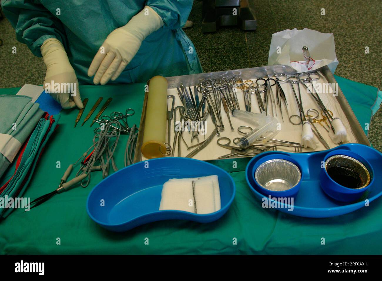Der Chirurg bereitet die Instrumente vor einer Operation im Operationssaal eines NHS-Krankenhauses in Südwestengland vor. Stockfoto