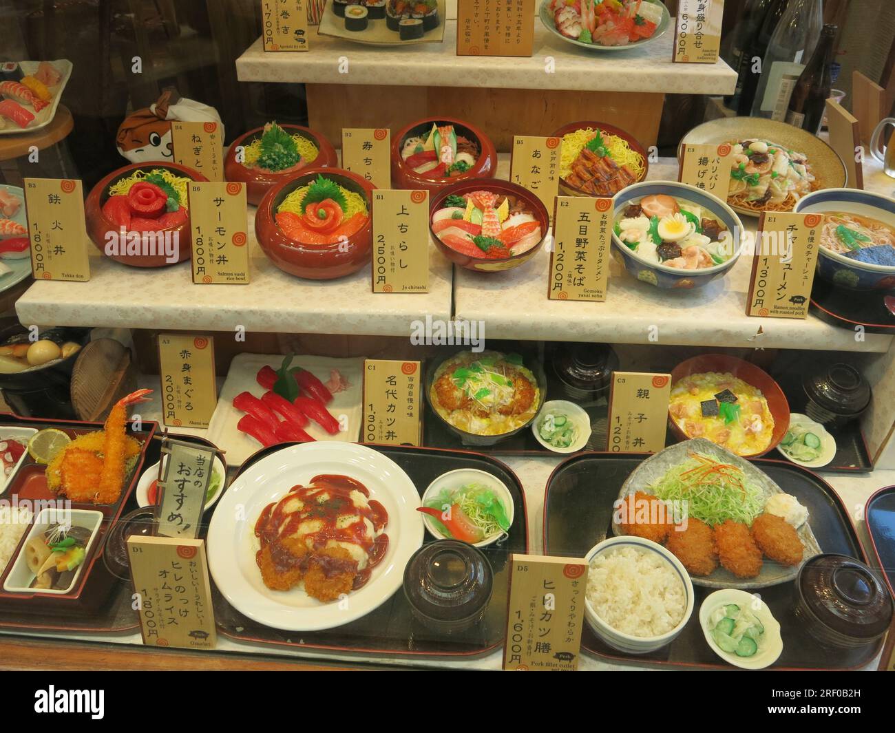 Es ist üblich, dass japanische Restaurants ihre Speisekarten und Preise mit Plastikmodellen aller Speisen in einem Schaufenster ausstellen. Stockfoto