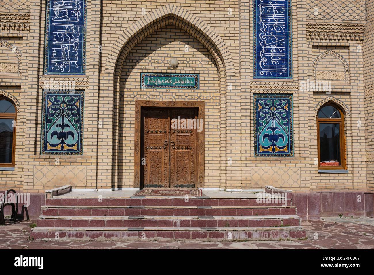 Kasachstan, Saty Village Moschee Kalligrafie Dekorationseingang. Stockfoto