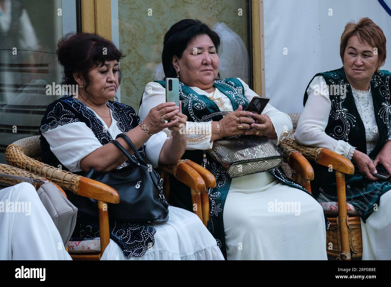 Kasachstan. Kasachische Frauen auf einem Schultreffen in traditionellem Kleid. Stockfoto