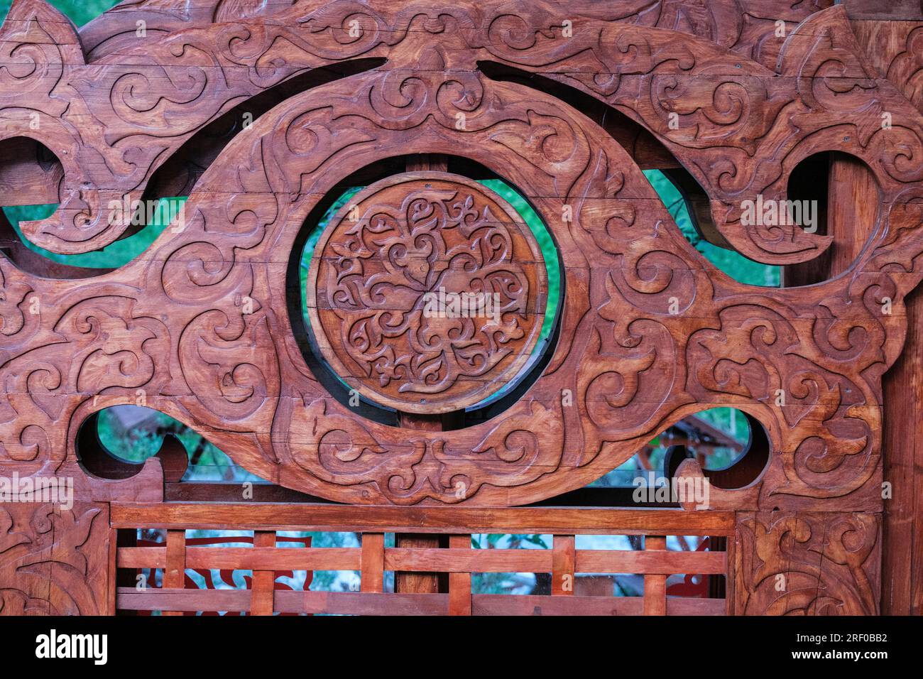 Kasachstan, Geschnitzte Holzdekoration. Stockfoto